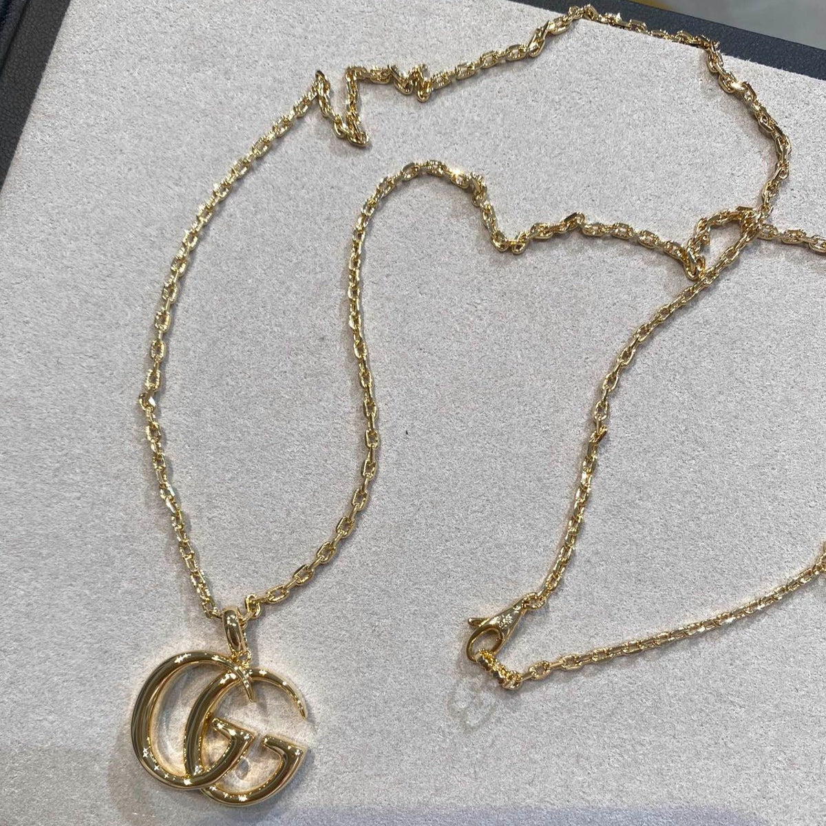 GUCCI PEDANT GOLD NECKLACE